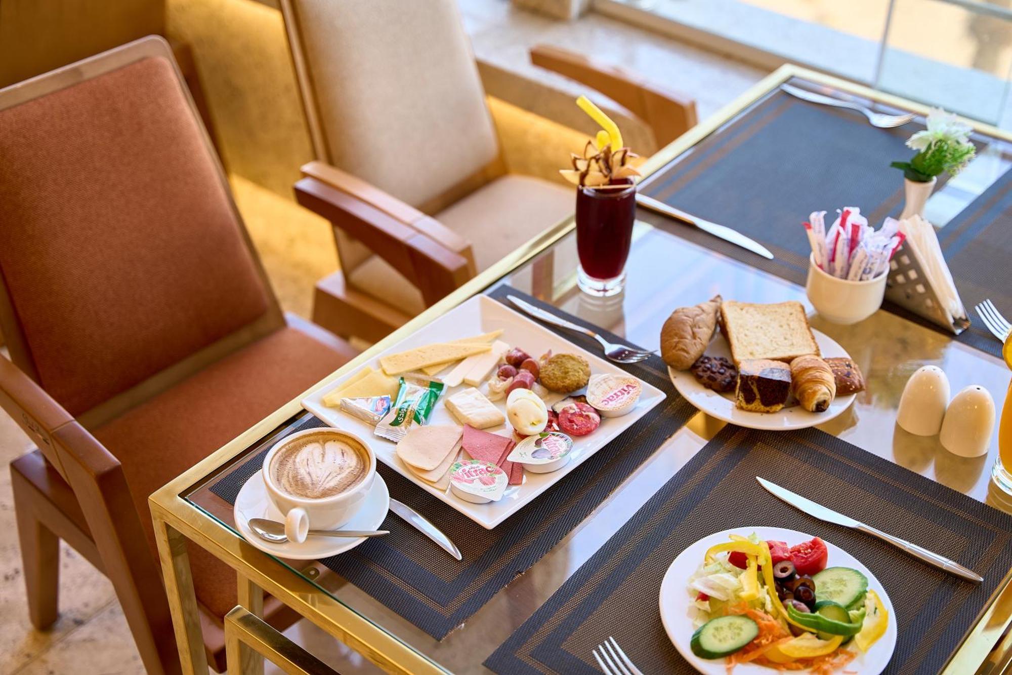 Pyramids Plateau Hotel Kafrat al Jabal Exterior photo